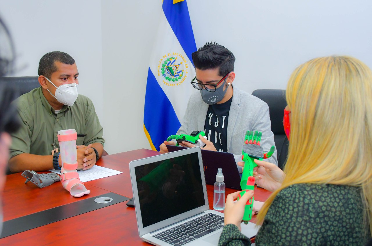 Gobierno recibe a salvadoreño creador de emprendimiento innovador para personas con discapacidad gobierno-recibe-a-salvadoreno-creador-de-emprendimiento-innovador-para-personas-con-discapacidad